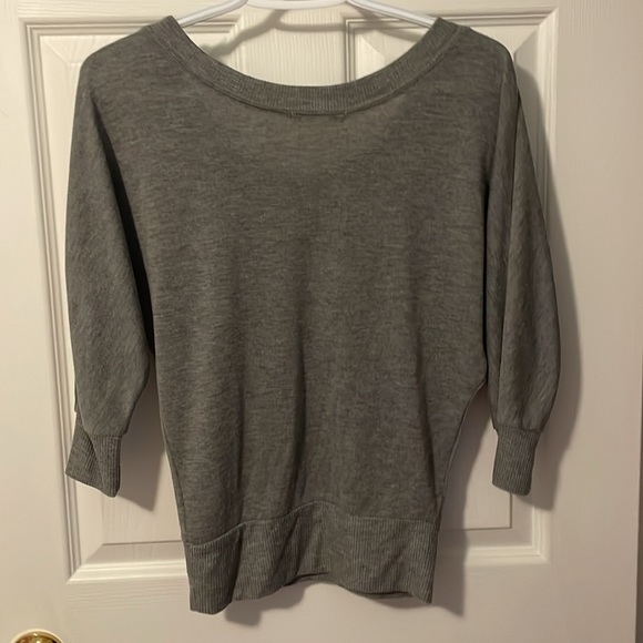 Gray 3/4 sleeved top - Picture 2 of 2